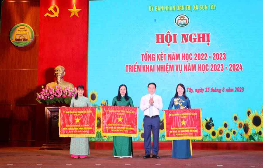 Lãnh đạo Thị xã Sơn Tây trao Cờ thi đua xuất sắc của UBND Thành phố cho 3 đơn vị: Mầm non Kim Sơn, Tiểu học Sơn Đông, THCS Trung Sơn Trầm. Lãnh đạo Thị xã Sơn Tây trao Cờ thi đua xuất sắc của UBND Thành phố cho 3 đơn vị: Mầm non Kim Sơn, Tiểu học Sơn Đông, THCS Trung Sơn Trầm.