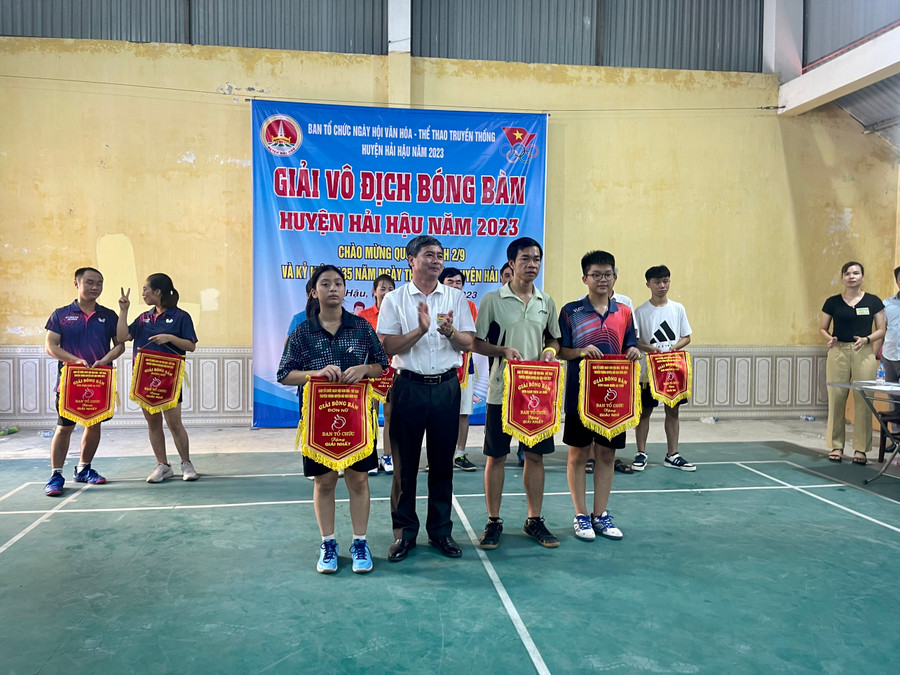 Sáng 2/9, ông Nguyễn Văn Long - Trưởng Ban Dân vận Huyện ủy Hải Hậu trao giải Nhất bộ môn Bóng bàn cho học sinh Nguyễn Hồng Sơn - lớp 8 THCS Hải Phương và học sinh Vũ Thị Anh Thư - lớp 9 THCS Hải Phong.