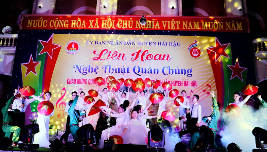 Đêm 1/9, tại Nhà Văn hóa huyện Hải Hậu, diễn ra chương trình Liên hoan nghệ thuật quần chúng chào mừng Quốc khánh và 135 năm thành lập huyện.