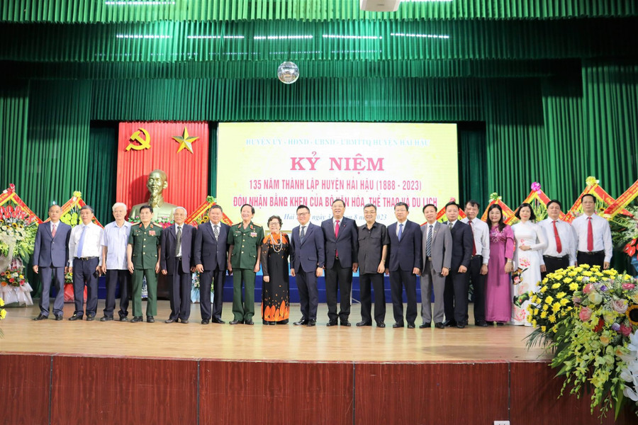 Các đại biểu về dự lễ kỷ niệm 135 năm thành lập huyện Hải Hậu và đón nhận bằng khen của Bộ Văn hóa, Thể thao và Du lịch hôm 31/8.