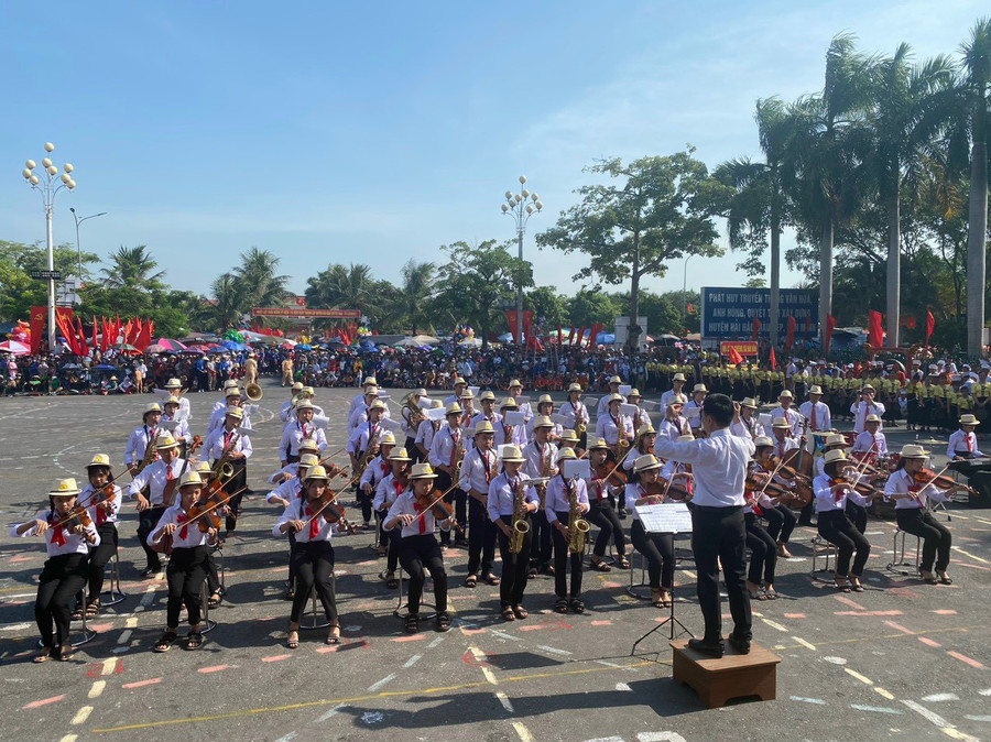 Thầy Nguyễn Chí Cao, Hiệu trưởng Trường THCS Hải Phương cho biết, trường đã cử gần 500 học sinh và giáo viên tham gia biểu diễn xếp chữ chào mừng ngày hội trong không khí vui tươi.