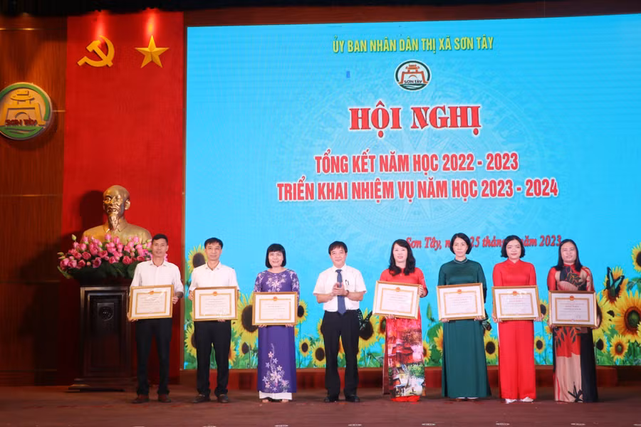 Ông Lê Đại Thăng - Phó Chủ tịch UBND TX Sơn Tây trao thưởng cho các đơn vị, cá nhân đạt thành tích trong năm học 2022-2023. 