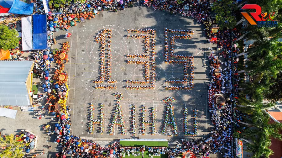 Qua đây, nhằm giáo dục cho học sinh về tinh thần yêu nước và niềm tự hào dân tộc nhân dịp Quốc khánh và 135 năm ngày thành lập huyện.