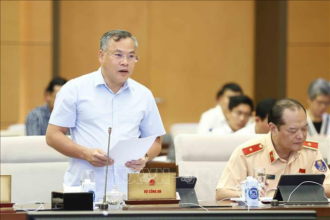 Thứ trưởng Bộ Công an Nguyễn Văn Long trình bày tờ trình. Ảnh: Doãn Tấn/TTXVN Thứ trưởng Bộ Công an Nguyễn Văn Long trình bày tờ trình. Ảnh: Doãn Tấn/TTXVN