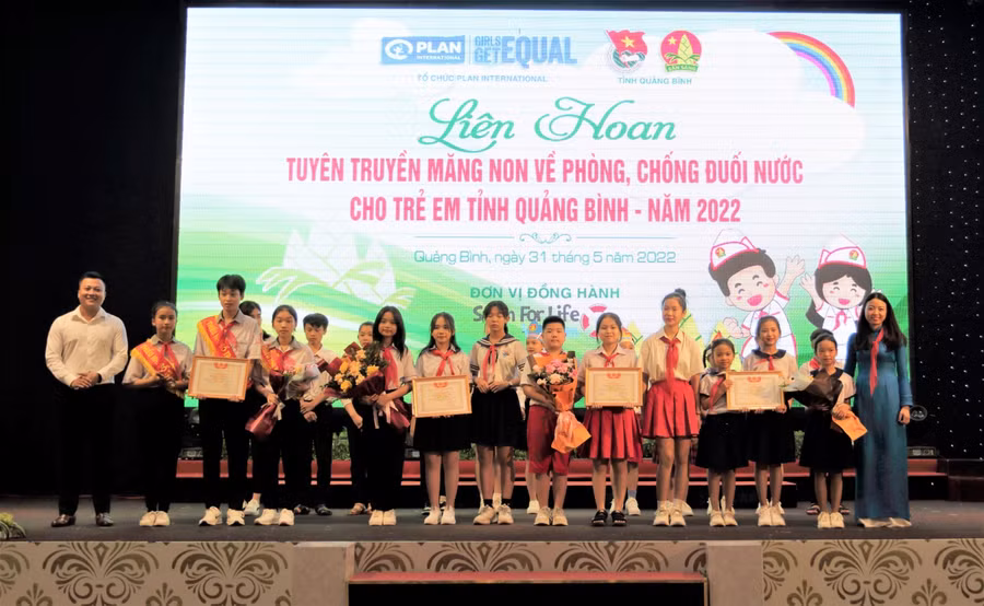 Ban tổ chức trao giải cho các đội thi.