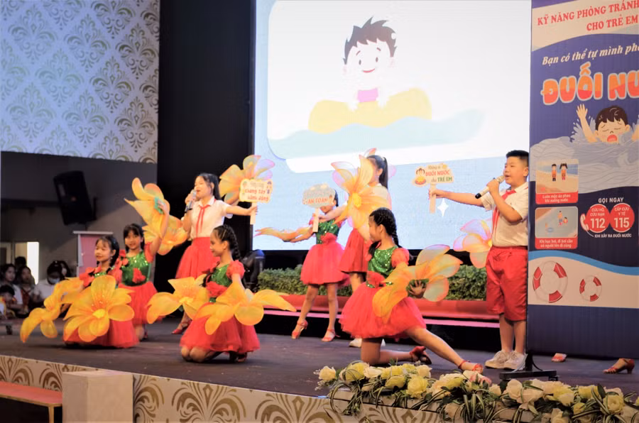 Các đội thi đã mang tới chương trình nhiều tiểu phẩm, tiết mục văn nghệ với nội dung liên quan đến tuyên truyền phòng, chống đuối nước.