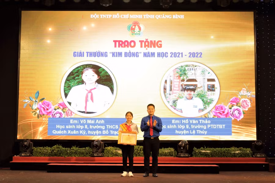 Em Võ Mai Anh (học sinh lớp 8, Trường THCS Quách Xuân Kỳ, huyện Bố Trạch) vinh dự nhận giải thường Kim Đồng năm học 2021-2022.