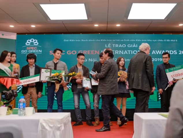 Kiến trúc sư Nguyễn Xuân Minh – Tác giả công trình Trường liên cấp Hội nhập Quốc tế iSchool Quảng Trị (vị trí thứ 3 từ trái sang).