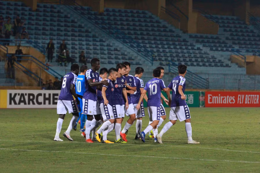 Sau đó, Altyn Asyr thêm một lần nữa vươn lên dẫn trước. Nhưng vẫn là Quang Hải với một tình huống tỏa sáng cá nhân đã thêm một lần gỡ hòa cho đội chủ sân Hàng Đẫy.