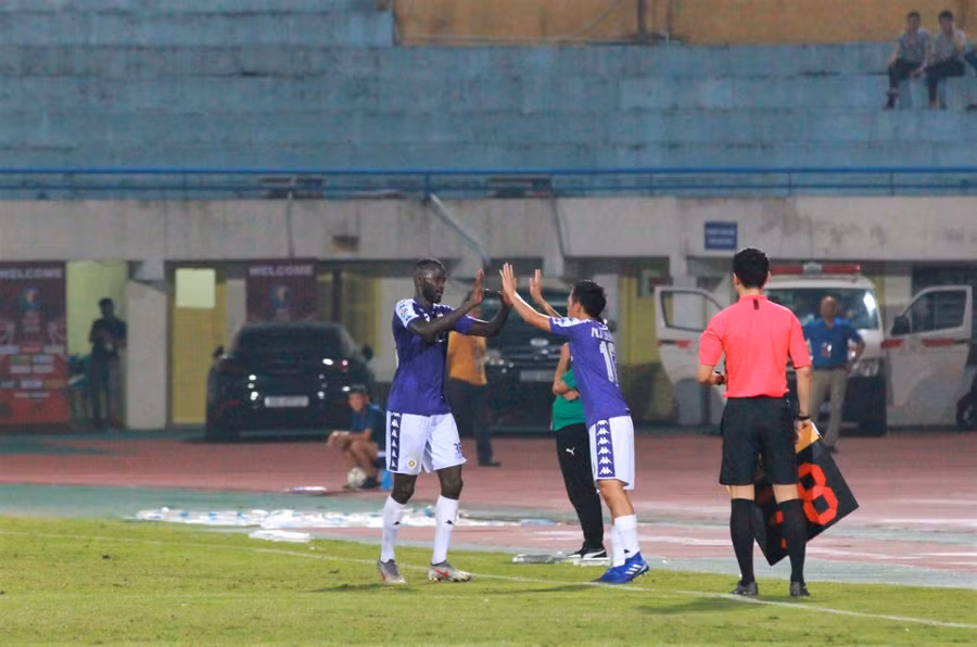 Khoảnh khắc đã quyết định trận đấu. Phút 55, Văn Quyết vào sân thay cho tiền đạo người Pháp Kebe.