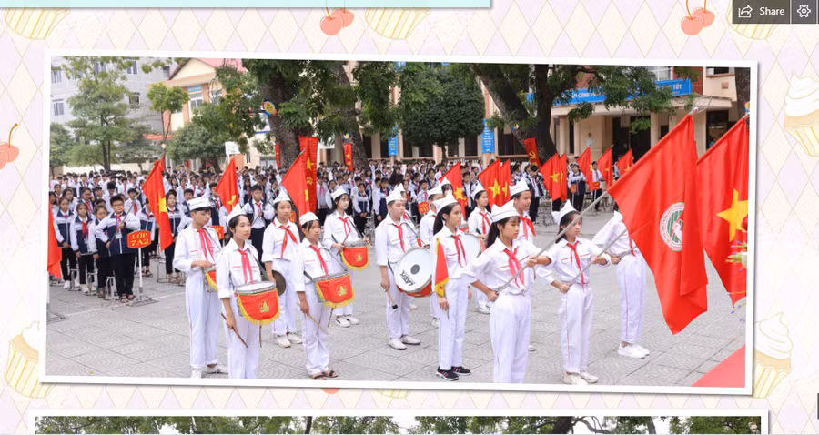 Hình ảnh rộn ràng của những mùa khai giảng trước được tái hiện trong tập san của học sinh năm nay khiến cô trò đều bồi hồi, xúc động.