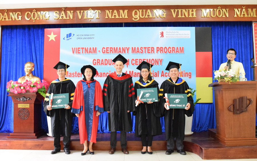 Học viên tốt nghiệp chụp ảnh kỉ niệm với lãnh đạo của hai trường Học viên tốt nghiệp chụp ảnh kỉ niệm với lãnh đạo của hai trường
