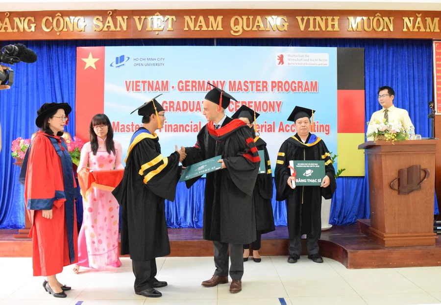 Học viên chương trình FAMA nhận bằng tốt nghiệp từ đại diện trường BSEL