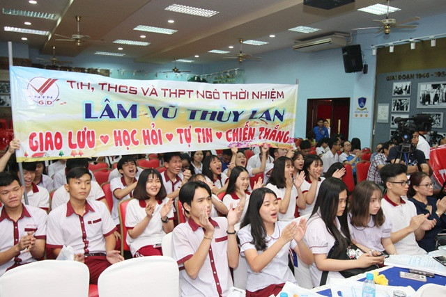 Sự cổ vũ hào hứng của các học sinh đã động viên tinh thần rất lớn cho các thí sinh