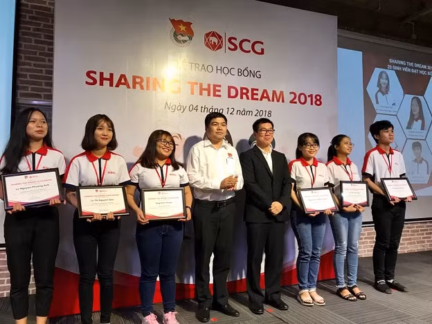 Các sinh viên năm nhất xuất sắc trong học tập nhận học bổng của SCG