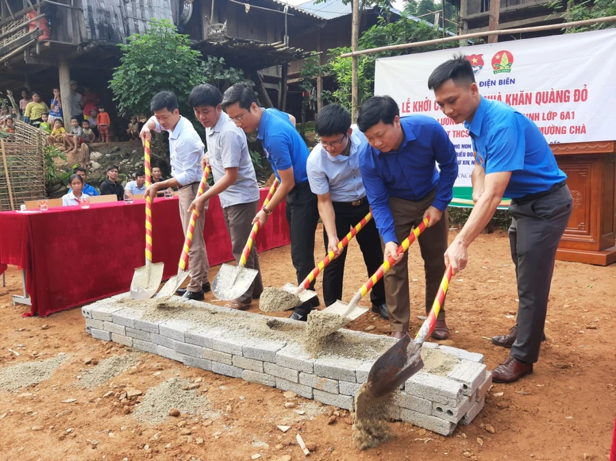 Lễ khởi công “Ngôi nhà Khăn quàng đỏ” cho em Lường Thị Tuyết.