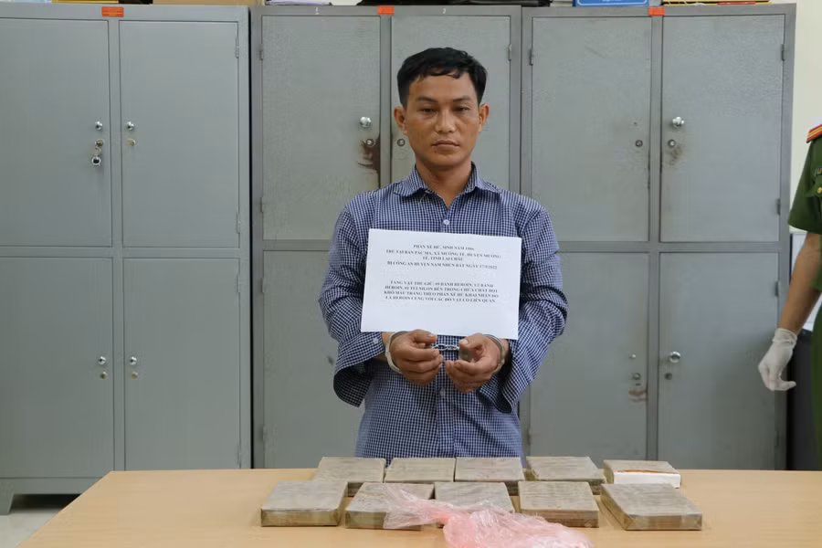 Đối tượng trong chuyên án 522M cùng tang vật.