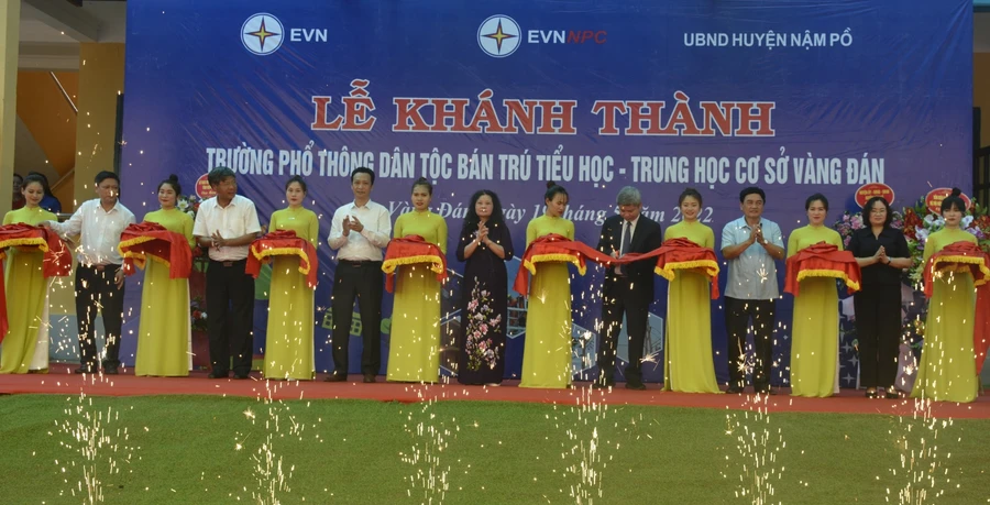 Cắt băng khánh thành trường phổ thông DTBT Tiểu học - THCS Vàng Đán.