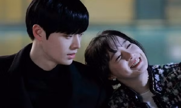 Chàng trai bật ngửa khi thấy nhan sắc của bạn gái dưới mưa