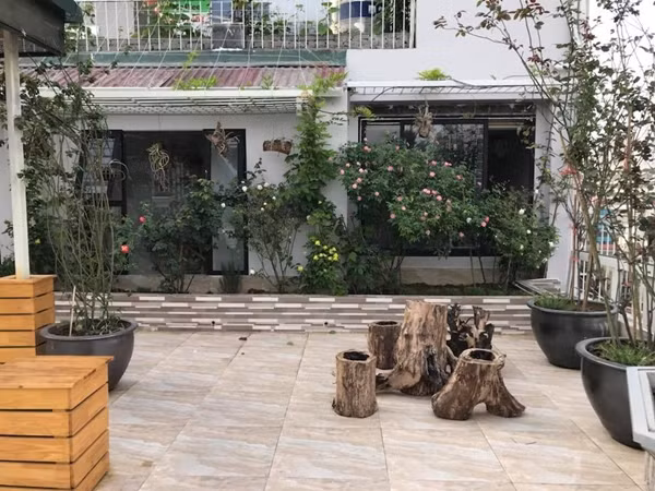 Cách chống thấm cho vườn sân thượng bằng bạt nhựa của bà mẹ Hà Nội