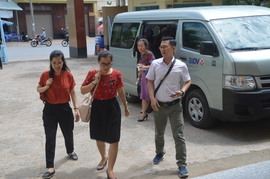 Cán bộ coi thi trường Đại học Luật TP.HCM đến điểm thi làm nhiệm vụ.