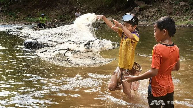 Các HS tại Trung tâm Huay Pan đang học cách đánh bắt cá trong môi trường tự nhiên