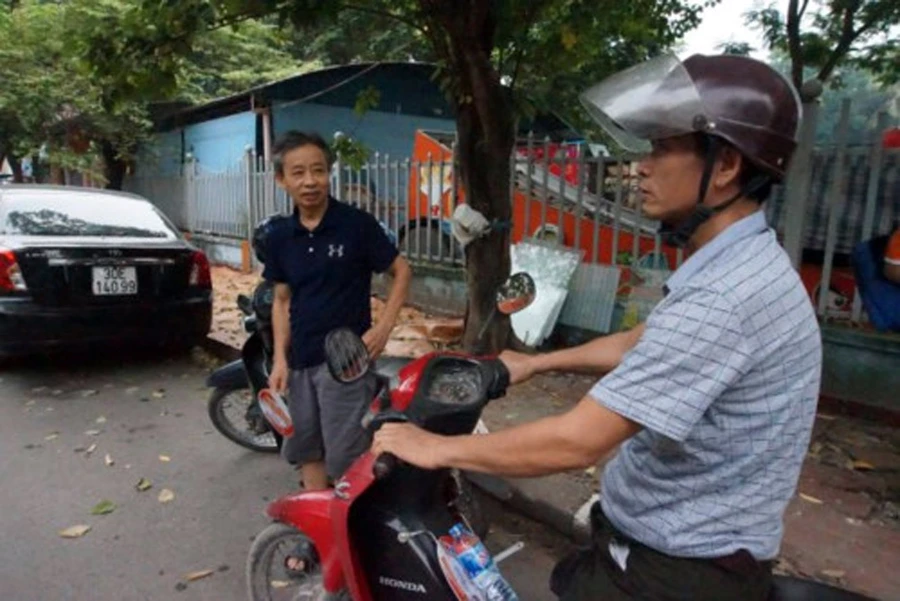 Ông Nguyễn Văn Ninh (bên trái) đưa con đi thi