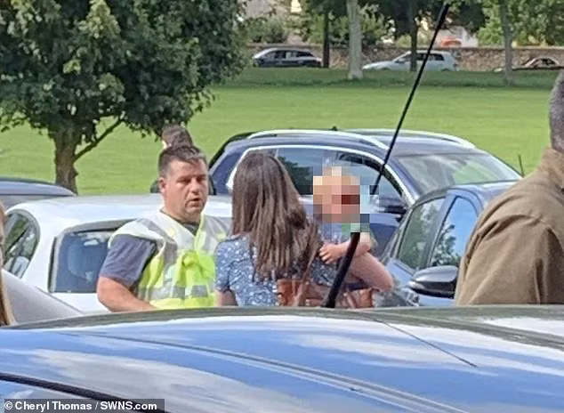 Nghe tiếng đứa trẻ khóc ré lên trong xe ô tô, người đàn ông vội vàng báo cảnh sát, chỉ ít phút nữa thôi là bà mẹ ân hận cả đời-4