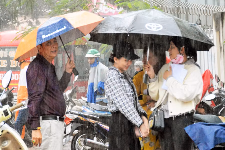 giao vien ca mau doi mua giu dien thoai giup hoc tro thi thpt quoc gia