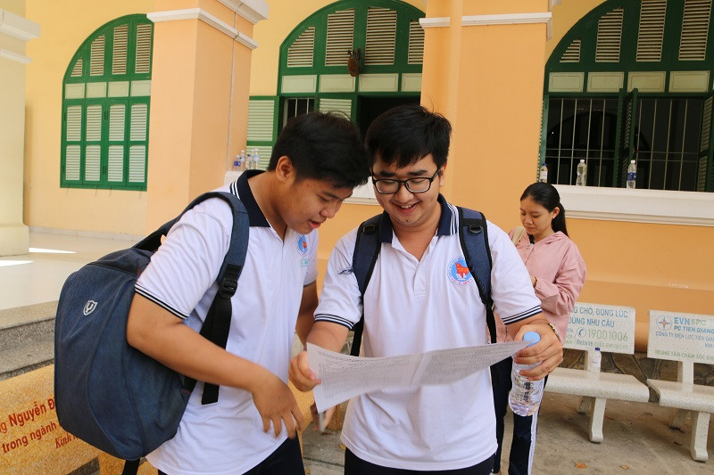 Thí sinh bàn bạc đề thi. Thí sinh bàn bạc đề thi.