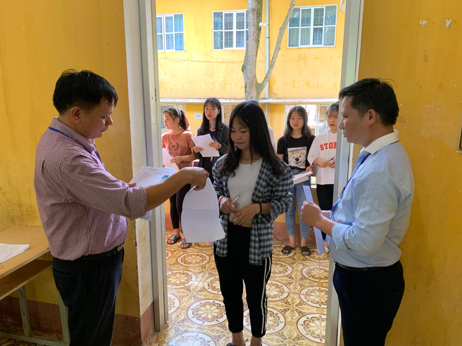 Cán bộ coi thi gọi thí sinh vào phòng thi. Cán bộ coi thi gọi thí sinh vào phòng thi.