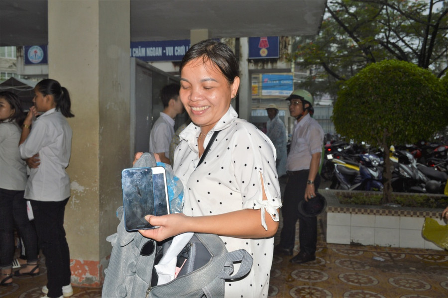 Giáo viên Cà Mau đội mưa giữ điện thoại giúp học trò thi THPT Quốc gia giao vien ca mau doi mua giu dien thoai giup hoc tro thi thpt quoc gia