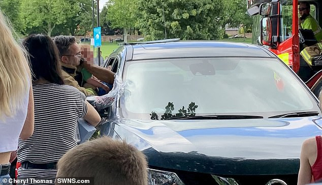 Cứu sống đứa trẻ khóc ré trong ô tô, chỉ ít phút nữa thôi là bà mẹ ân hận cả đời ảnh 1 Nghe tiếng đứa trẻ khóc ré lên trong xe ô tô, người đàn ông vội vàng báo cảnh sát, chỉ ít phút nữa thôi là bà mẹ ân hận cả đời-1