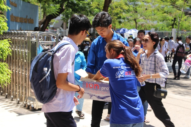 Những lời cảm ơn nhận lại, là niềm động viên lớn để những tình nguyện viên tiếp tục “Tiếp sức mùa thi”.