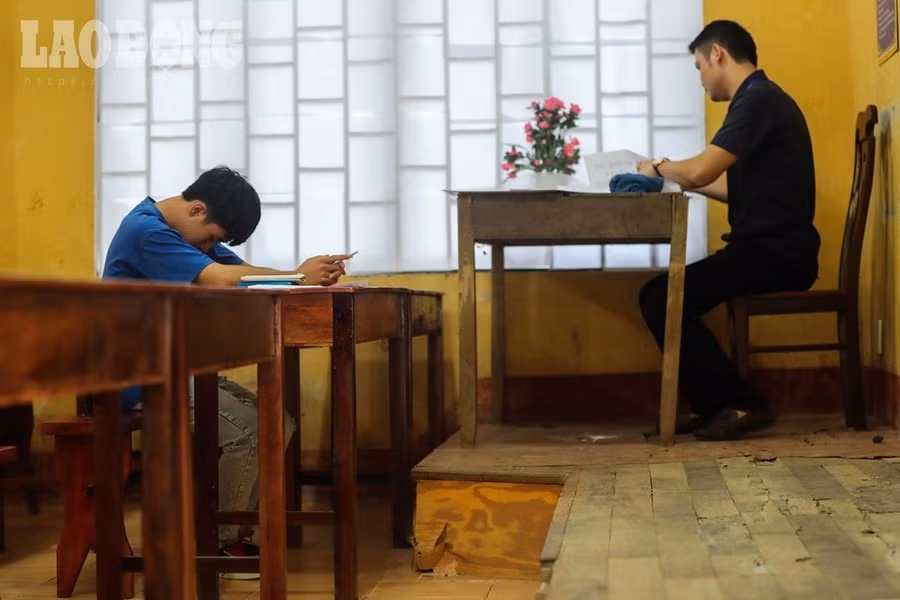 Phòng thi của Minh vẫn đầy đủ 2 giám thị và 1 giám sát viên.