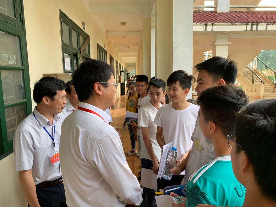 Thứ trưởng Lê Hải An động viên các thí sinh trước khi bước vào phòng thi Thứ trưởng Lê Hải An động viên các thí sinh trước khi bước vào phòng thi