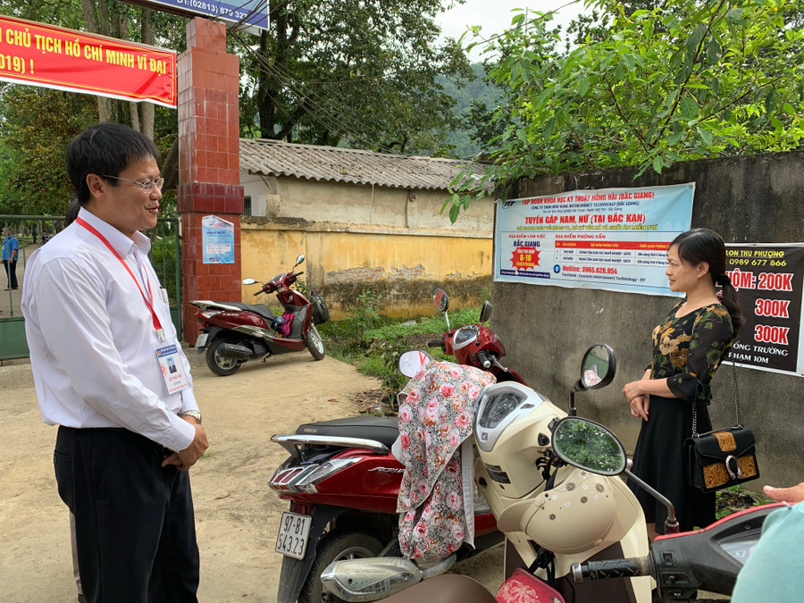 Thứ trưởng Lê Hải An hỏi thăm các phụ huynh đưa con đi thi Thứ trưởng Lê Hải An hỏi thăm các phụ huynh đưa con đi thi