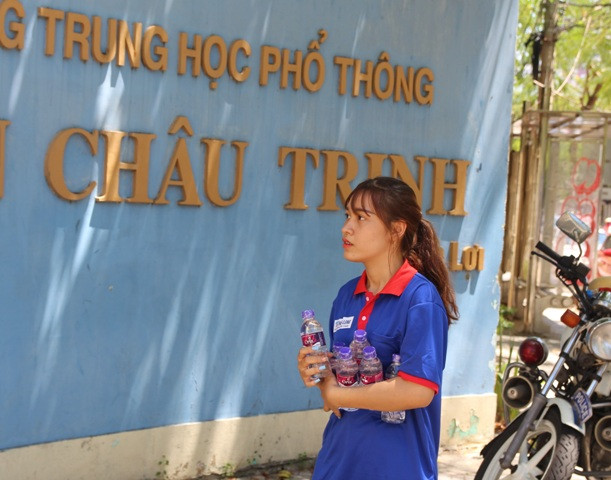 Dáng người nhỏ nhắn, cô bé này ôm liền mấy chai nước, vẻ mặt mong ngóng thí sinh rời phòng.