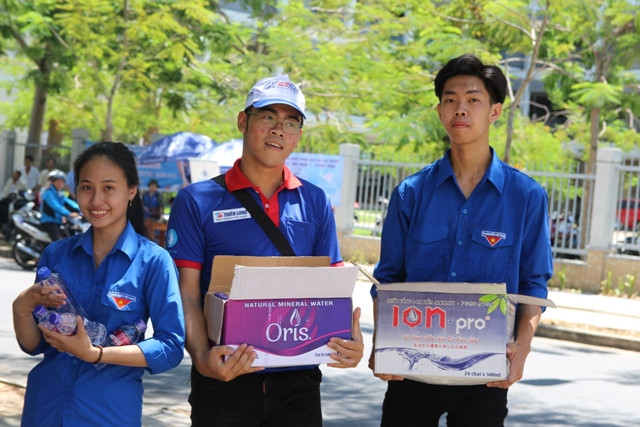 Màu áo xanh tình nguyện làm đẹp thêm cho kì thi.