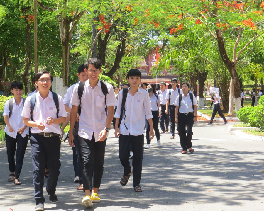 Thí sinh tại điểm thi trường THPT Hai Bà Trưng TP. Huế ra về trong tiết trời nắng nóng. Thí sinh tại điểm thi trường THPT Hai Bà Trưng TP. Huế ra về trong tiết trời nắng nóng.