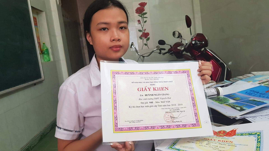 Mặc dù gặp bệnh lý nặng về mắt nhưng suốt 3 năm học phổ thông Huỳnh Ngân Giang luôn là học sinh giỏi toàn diện Mặc dù gặp bệnh lý nặng về mắt nhưng suốt 3 năm học phổ thông Huỳnh Ngân Giang luôn là học sinh giỏi toàn diện