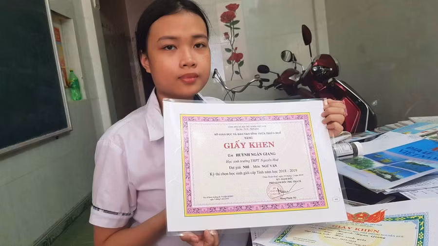 Mặc dù gặp bệnh lý nặng về mắt nhưng suốt 3 năm học phổ thông Huỳnh Ngân Giang luôn là học sinh giỏi toàn diện
