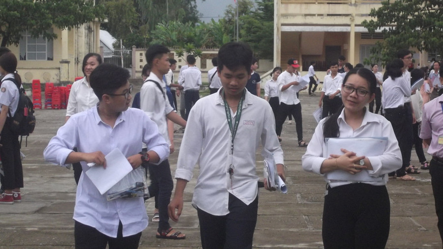 Học sinh Trường THPT Đầm Dơi đang trao đổi bài sau khi kết thúc bài thi