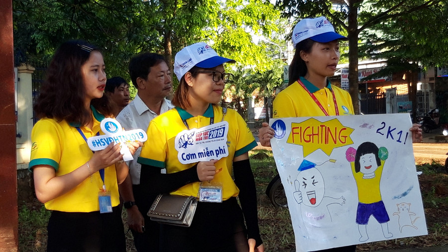 Tình nguyện viên động viên, cổ vũ tinh thần các thí sinh trước khi vào giờ thi. Ảnh: Trúc Hân. Tình nguyện viên động viên, cổ vũ tinh thần các thí sinh trước khi vào giờ thi. Ảnh: Trúc Hân.