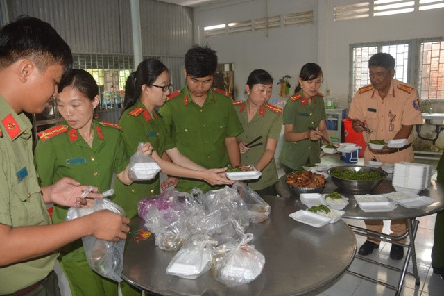 Những suất cơm nghĩa tình