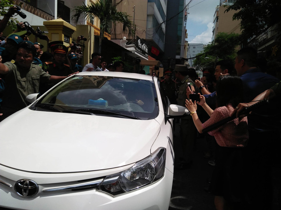 Chiếc xe đưa ông Nguyễn Hữu Linh rời khỏi phiên tòa Chiếc xe đưa ông Nguyễn Hữu Linh rời khỏi phiên tòa