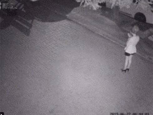 Clip: Cô gái đi chơi về khuya bỗng bị người đàn ông lạ mặt lao ra đấm đá liên tục vào đầu khiến MXH bức xúc-2