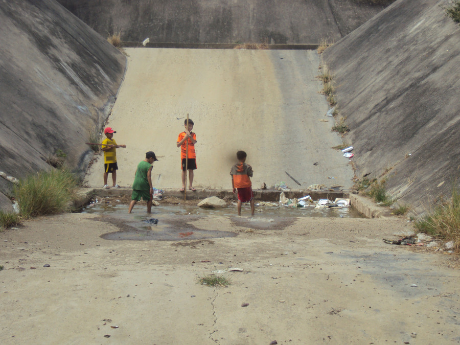 Trẻ xuống lòng kênh nô đùa