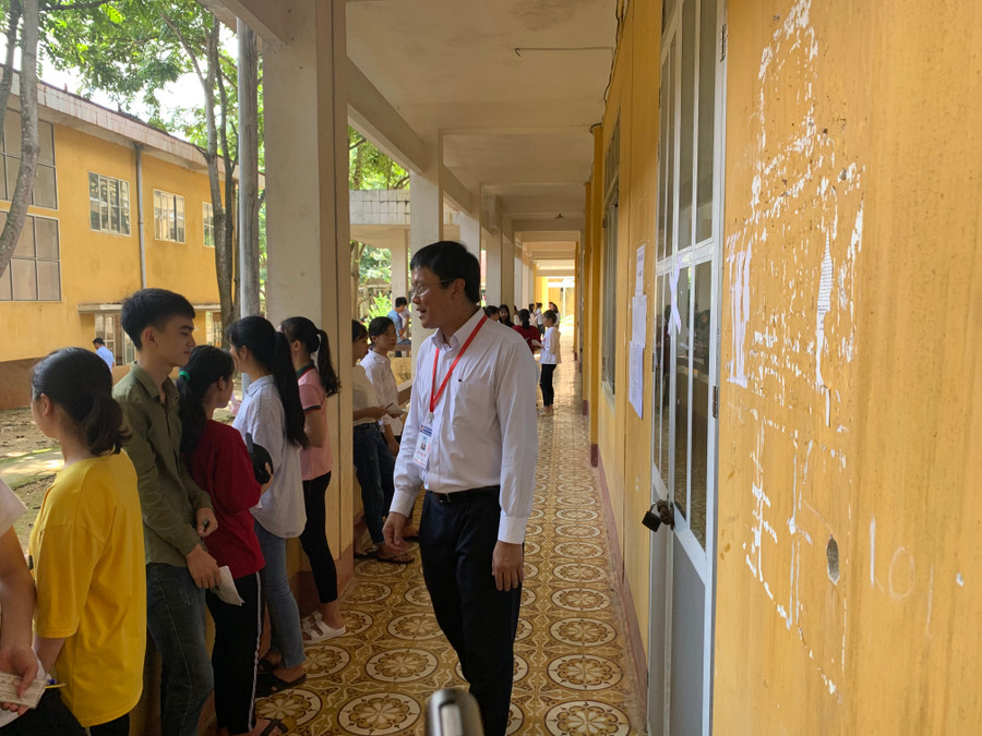 Thứ trưởng Lê Hải An kiểm tra tại điểm thi trường THPT Nà Giàng Thứ trưởng Lê Hải An kiểm tra tại điểm thi trường THPT Nà Giàng