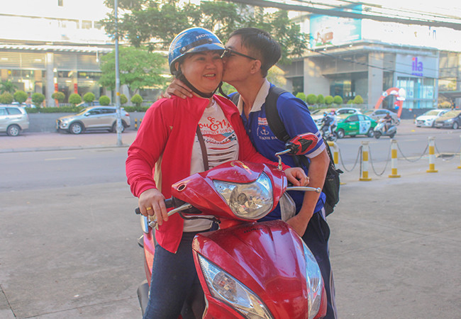 Xúc động trước cổng trường thi: “Hôn bố một cái nhé, con yêu bố!“ ảnh 4 Xúc động trước cổng trường thi: “Hôn bố một cái nhé, con yêu bố!“ ảnh 4